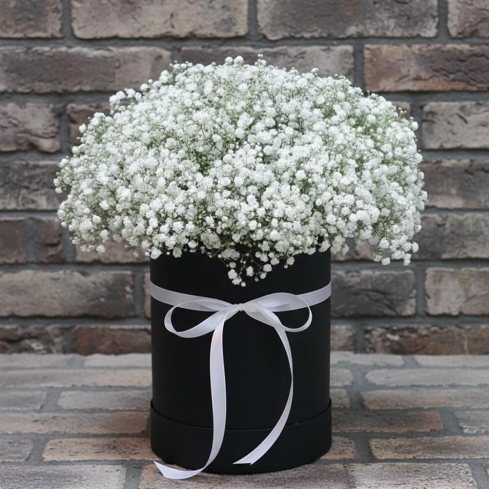 Цветочная композиция из Гипсофила в шляпной коробке в Супонево Брянская область