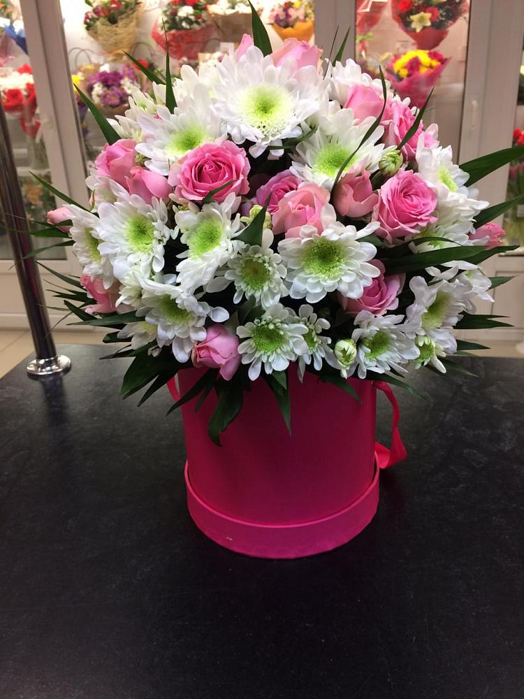 Цветочная композиция из Розы и Хризантемы в шляпной коробке в Супонево Брянская область